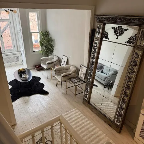 Historic White Mansion Bosphorus & Church View, hotel din Istanbul