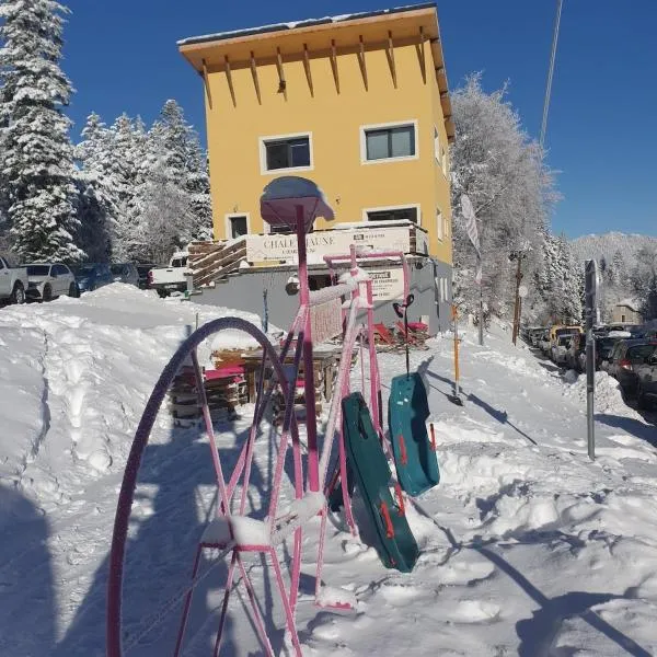 Chalet Jaune La Cachette, hotel em Sarcenas