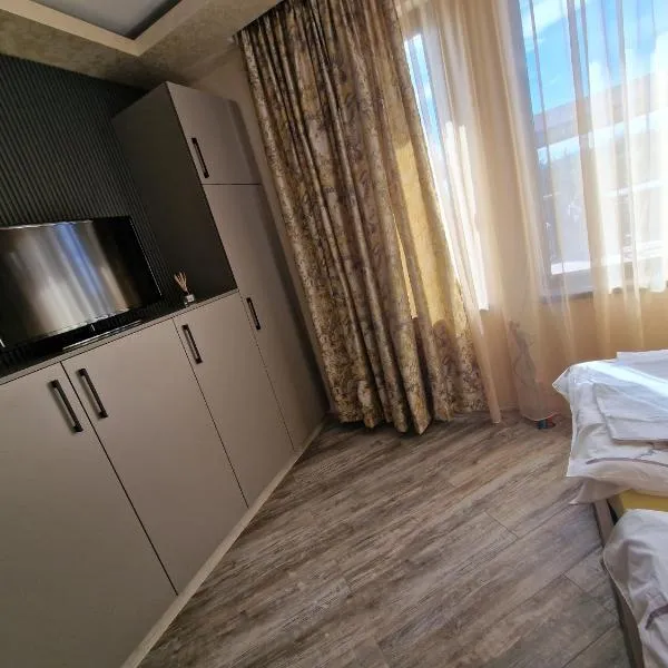 Black Swan guest rooms, hotel Mechkarevo városában