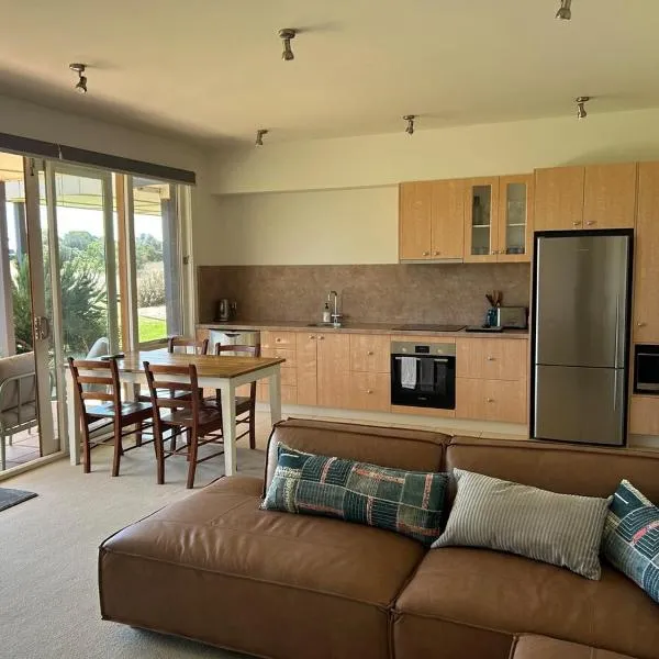13th Beach 2-Bedroom Golf Apartment, hotel in Connewarre
