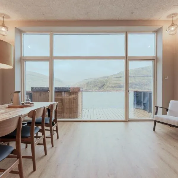By The Sea - Boathouse with Hot Tub & Parking, hotel in Vestmanna