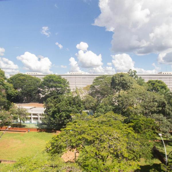 Apto com boa localização e ar-condicionado
