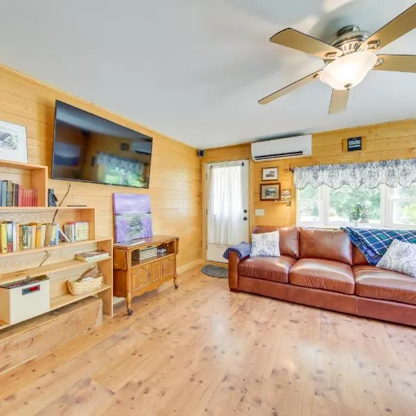 Maine Cottage Getaway, Close to Belfast & Hiking, hotel in Waldo