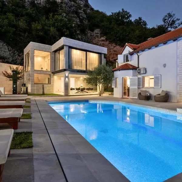 Luxury Lake-View Villa Karmen with Heated Pool, Private Spa & Sunset Terrace, hotell i Ričice