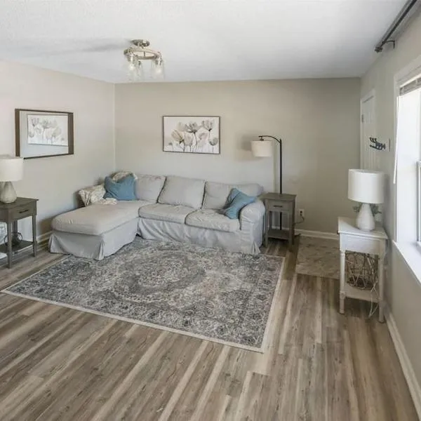 Townhomes Near the Bay - #8, ξενοδοχείο σε Grand Bay