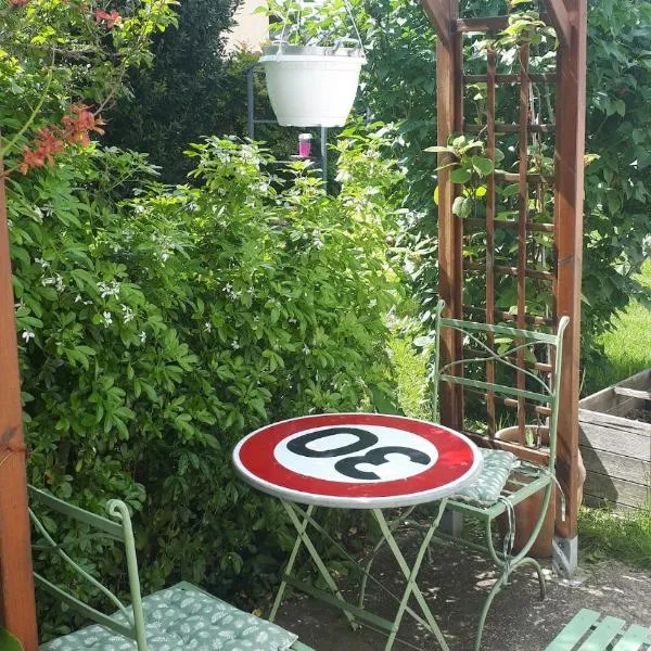 furnished apartment with a garden, hotel in Plaisir