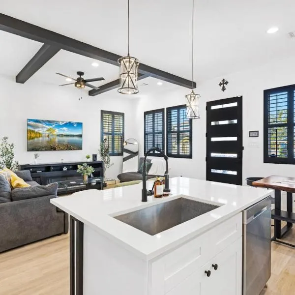 NEW! Houston Cozy Getaway Near Stadiums & Downtown, hotel in Houston