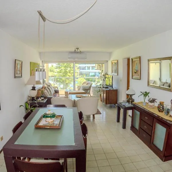 Apartamento en Punta del Este Playa Mansa, hotel in Punta del Este