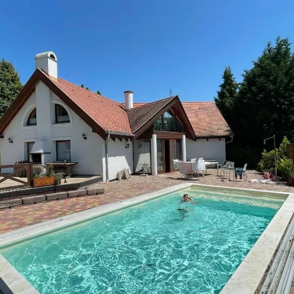Spacious 3 bedroom house with heated pool – hotel w mieście Szigliget