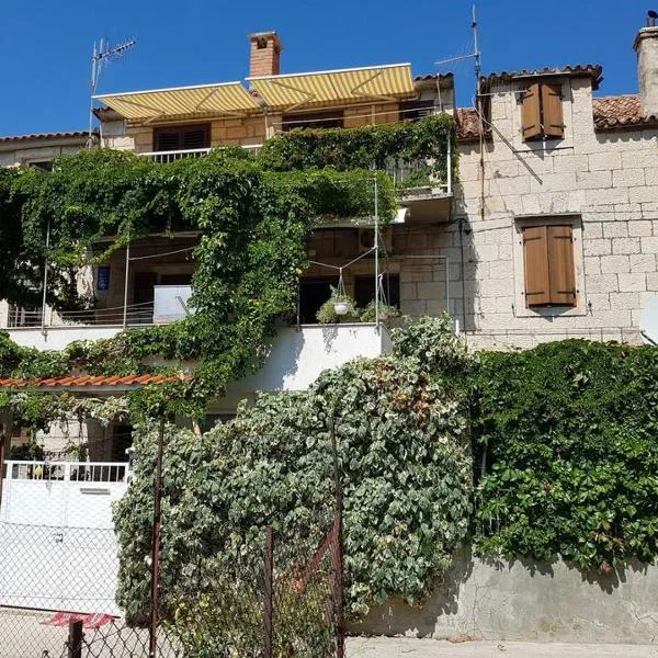Apartmani ROVINJEZ Komiza, hotel in Komiža