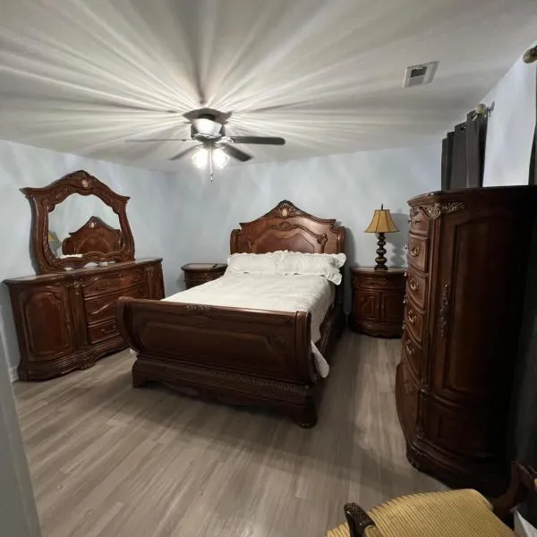 Family House with Jacuzzi, hotel in Charlotte