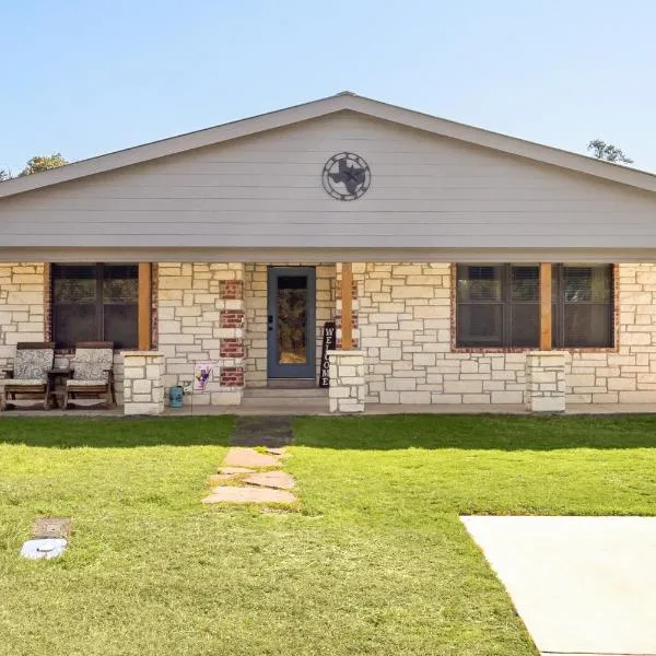 the Hot Tub Farmhouse, hotel em Canyon Lake