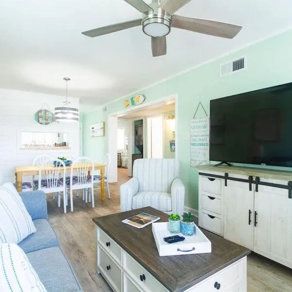 Beach Harbour 16 @ The Carolina Beach Boardwalk - Full Remodel!, hotel in Carolina Beach