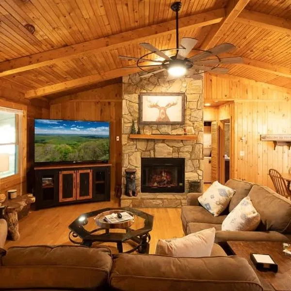 Cozy ‘Grey Fox’ Cabin Between Boone & Blowing Rock, hotel v destinaci Blowing Rock