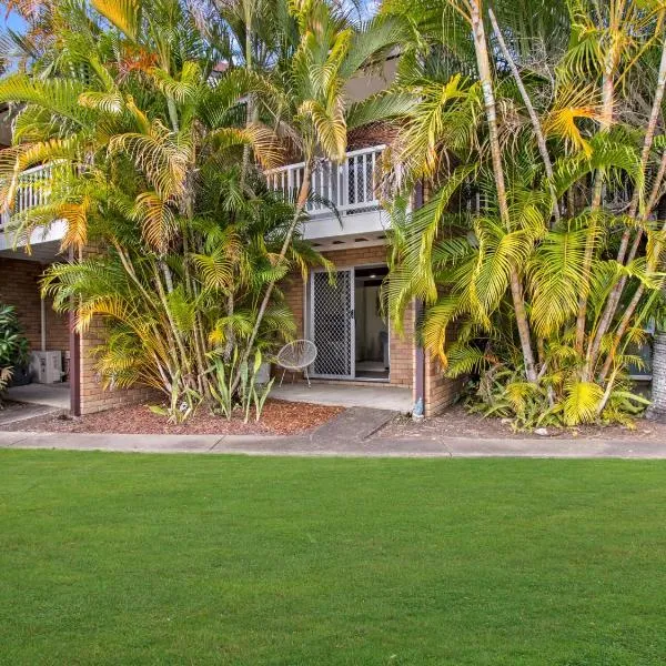 Relaxing Townhouse Steps from Hervey Bay Beach, מלון בPialba