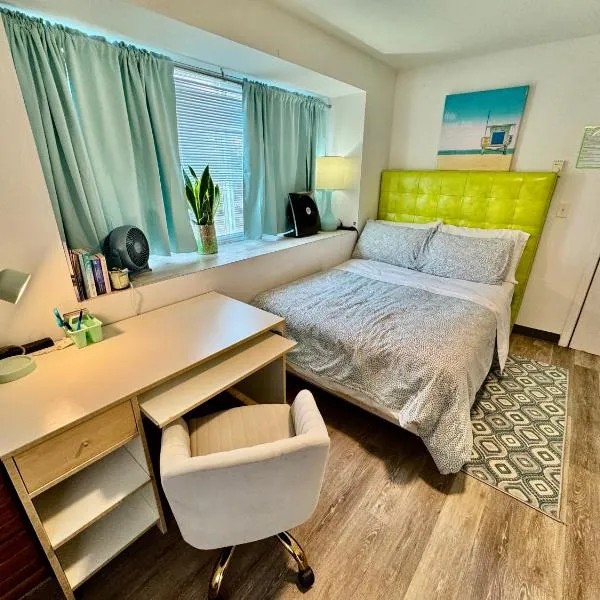 Micro Studio Apartment 10 Minutes walk to University of Washington, hotel in Seattle