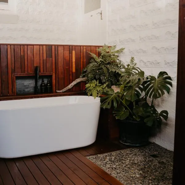 41 Found - Lux Vintage Home with Outdoor Bath, hotel v destinaci Somerset