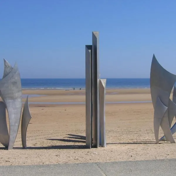 Chambre insolite années 40 à Omaha Beach pour la nuit du Jour J la plus longue, hotel in Saint-Laurent-sur-Mer