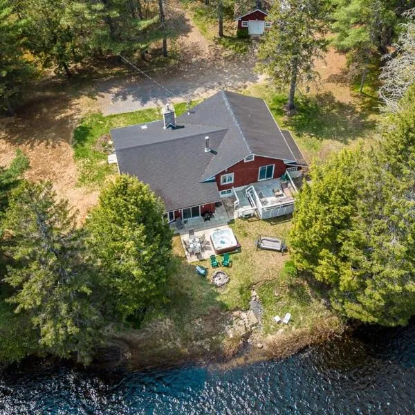 Beau chalet bord de rivière et spa, Beautiful riverside cottage!, hotel in Saint Come