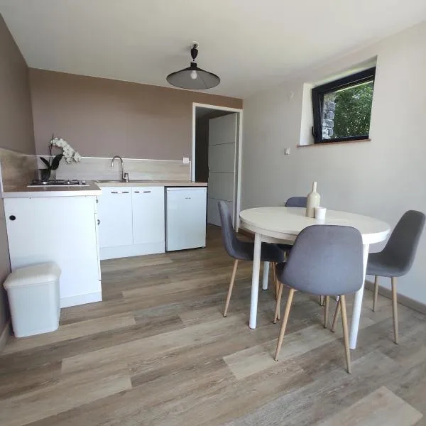 Garden level apartment, hotel in Le Pertuis