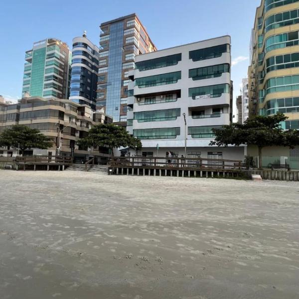 Apartamento pé na areia em Meia Praia com churrasqueira com vista mar