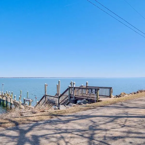 1 Mi to Colonial Beach Boardwalk Home with Fire Pit, hotel em Colonial Beach