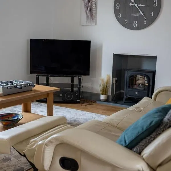 3 bedroom home by the beach, hotel in Broad Haven
