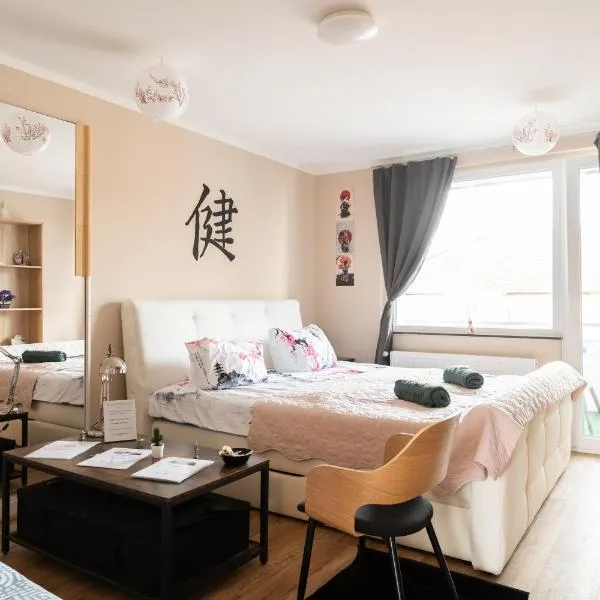- Zen Haven Luxurious 3-Room Japanese-Themed Apartment with King-Size Beds, Balcony, Bamboo Accents, Entertainment Galore & Private Parking - Near Airport & Train Station -, hotel in Duisburg