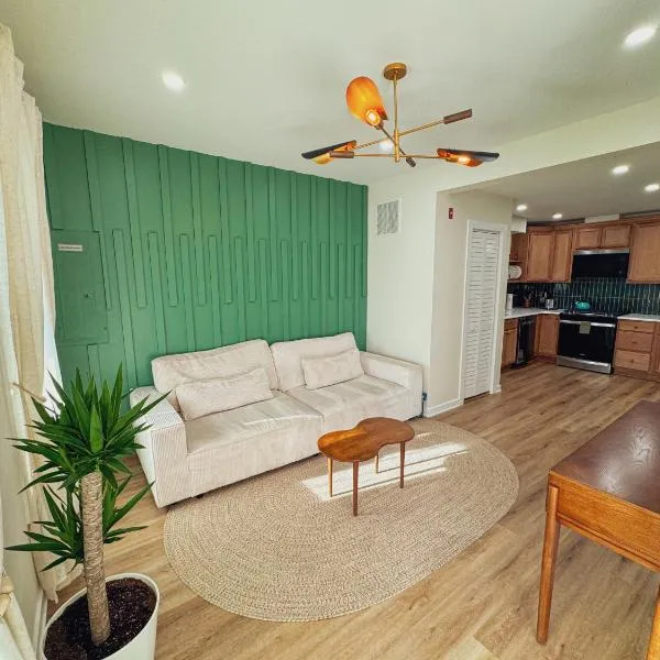 Elegant 3BR 2BA Entire Apartment Short Walk To The Beach Heart Of Wildwood, hotel in Wildwood