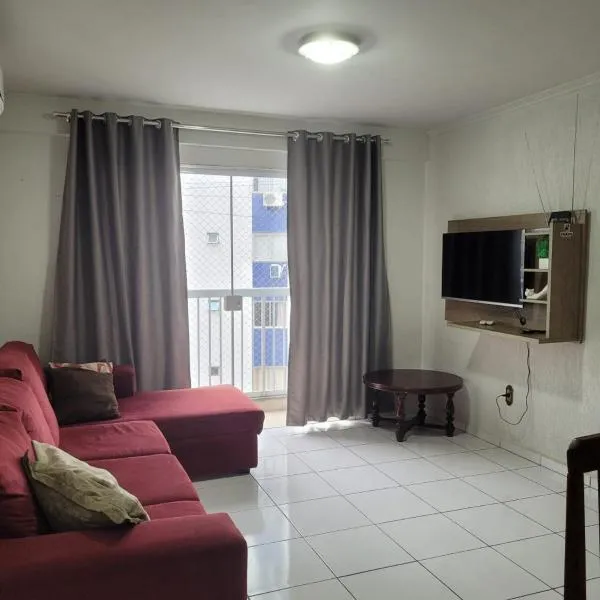 Apto espaçoso uma quadra do mar com garagem, hotel in Balneário Camboriú