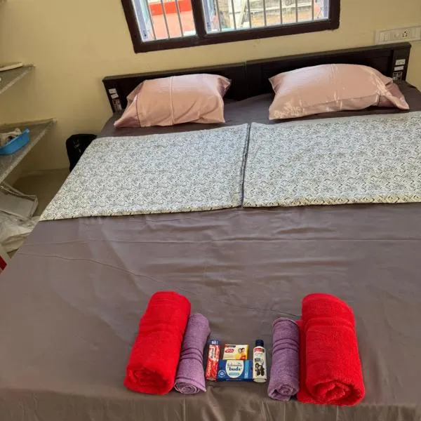 Sels Home 2 single bed, attached bathroom, lift, third floor, CAR park, entire terrace, hotel in Chennai