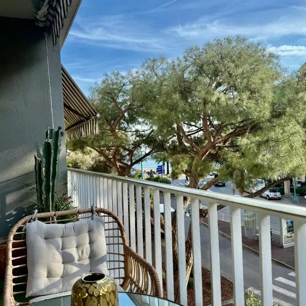 Le Soleil Tropezien, Somptueux 2 pièces rénové, Terrasse, Centre, Vue Mer, Menton, hotel in Menton