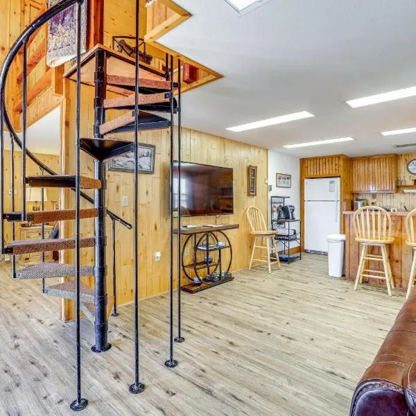 2 Mi to Main Street: Mtn-View Escape in Lander!, hotel Landerben