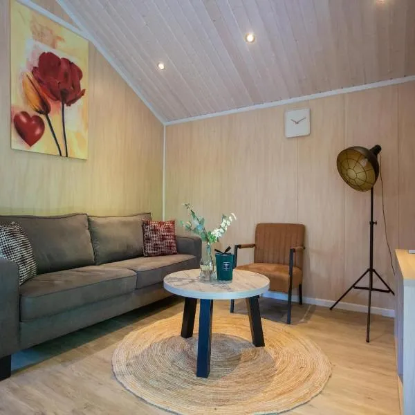 Beautiful lodge with a nice terrace, hotel v destinaci Oirschot