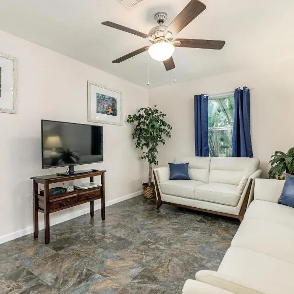 Fish in Lake Tarpon or the Gulf of America!: Tarpon Springs şehrinde bir otel