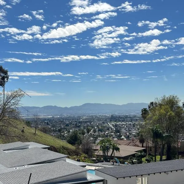 Private Hillside Home with View - Yaamava - NOS, hotel in San Bernardino