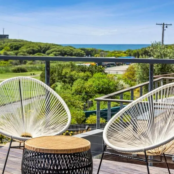 Ocean Golf Course and Parkland Views 250m to Sand, hotel in Torquay