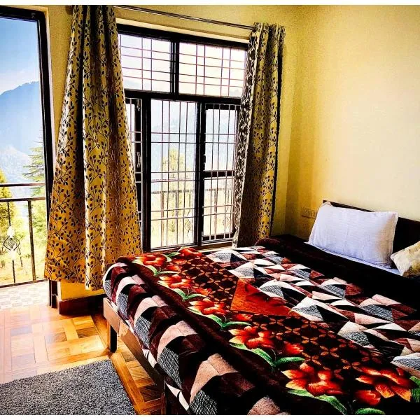MUSSOORIE HOTEL M A L L - R O A D - K A A F A L Near Zero Point and Gurudwara Sahib - Free Wi-Fi with Parking available - Hygiene & Spacious Room - BEST HOMESTAY IN MUSSOORIE, hotel di Mussoorie