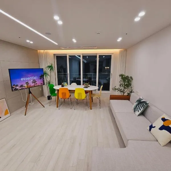 가족 친구 모임 넓은 쓰리룸 산과 도시가 어우러진 힐링 하우스、プチョンのホテル