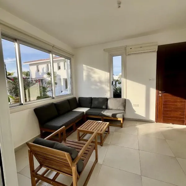 Luxury Villa Azure, hotel in Larnaka