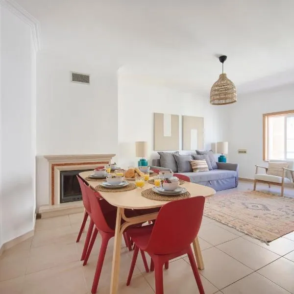 Spacious Apt Near Beach & Train, By TimeCooler, hotel v destinaci Setúbal