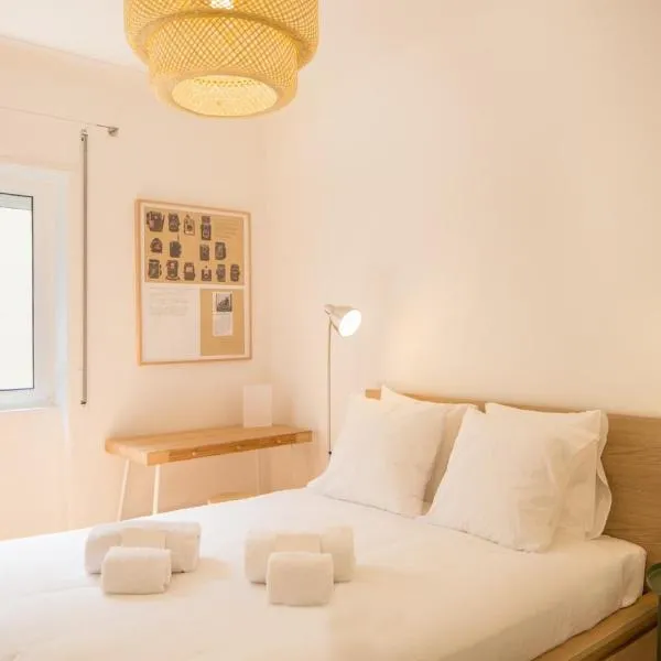 Stylish Home With Private Patio by LovelyStay, hotel di Lisbon