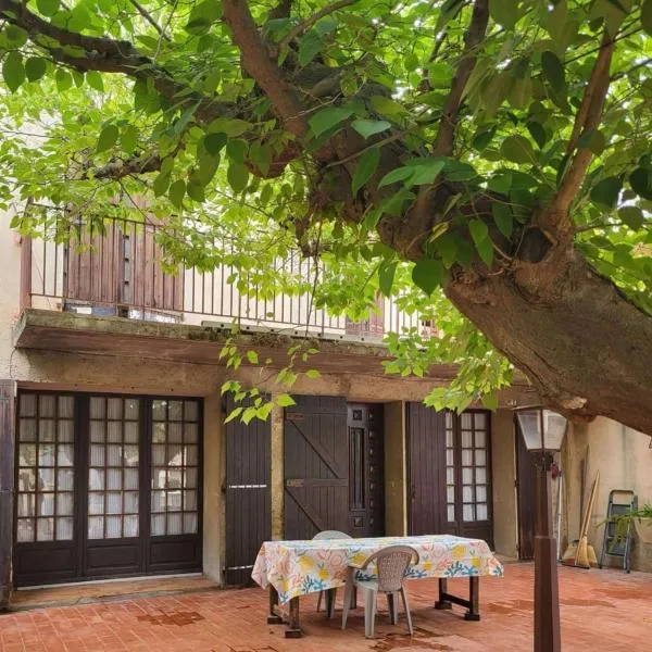 Maison Provençale Vue Étang & Charme Médiéval, hotel in Saint-Chamas