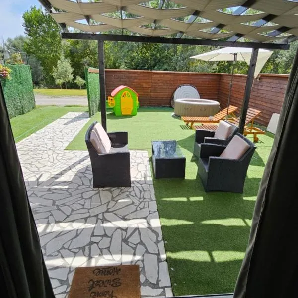 Sunrise Riverside House-Private Garden, Jacuzzi & BBQ, hotel sa Čelarevo