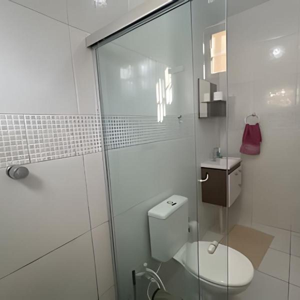 Próx. ao shopping, para 10 pessoas, ar condicionado e garagem APT B - Foto 3