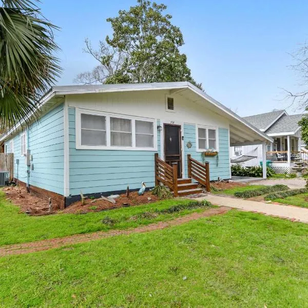 Sandy Feet Getaway Spacious Coastal Retreat 3 MIn Walk to Coast, hotel in Gulfport