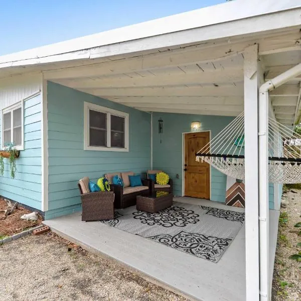 Sandy Feet Getaway Spacious Coastal Retreat 3 MIn Walk to Coast, hotell i Gulfport