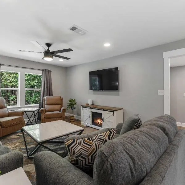 Coastal Casa -Charming 3 Bedroom House, hotel in Gulfport