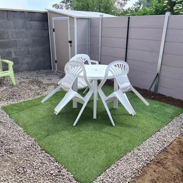 Maison Sabline 2 - T2 avec terrasse et parking 700m de l'océan - bébé bienvenu, hotel in Yves