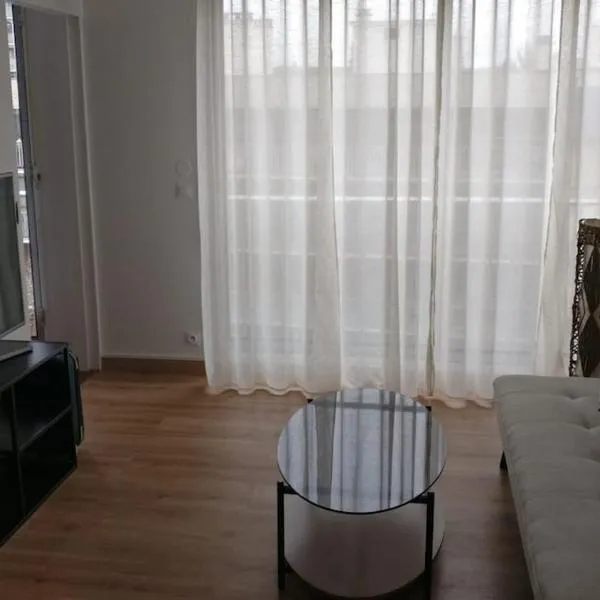 Your 28 m Studio Near Paris Modern Convenient and Affordable, hotel din Fontenay-aux-Roses